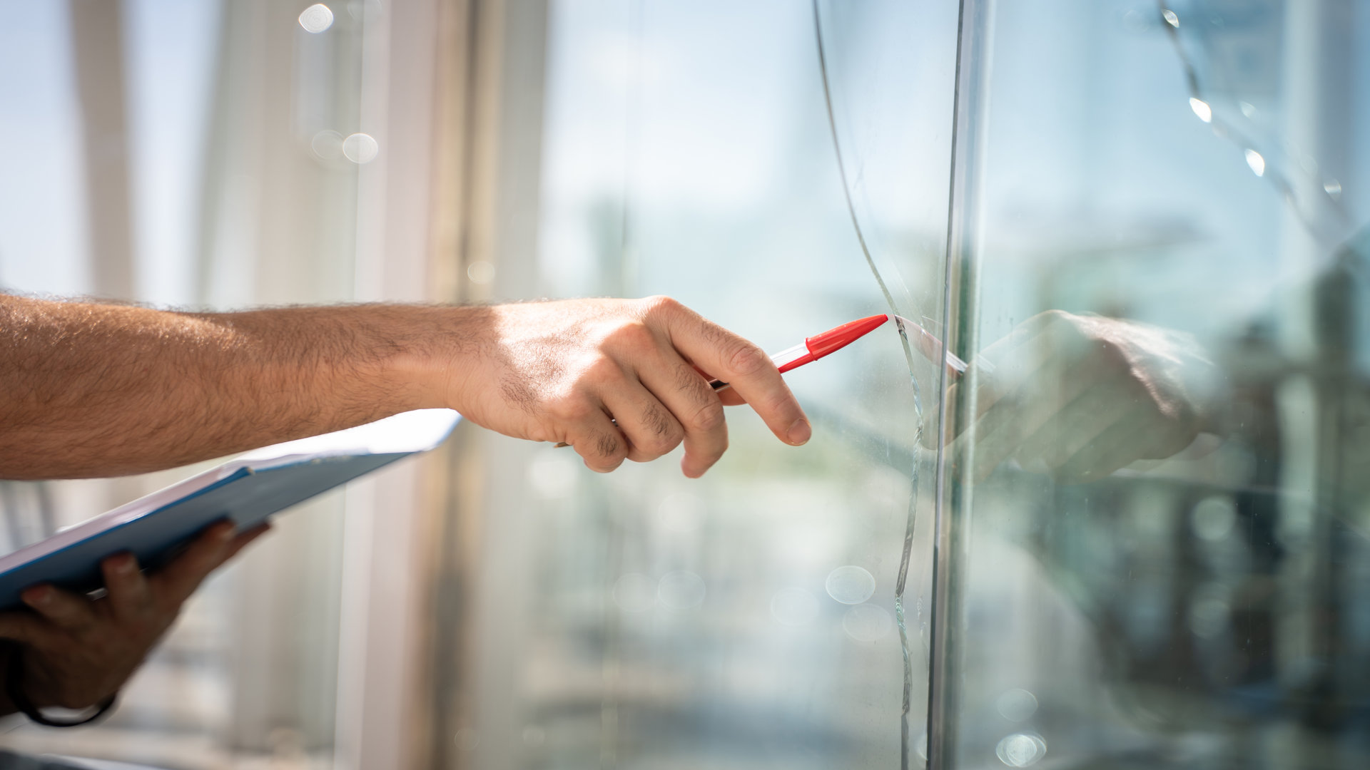 How does Glass breakage insurance Cover the costs?