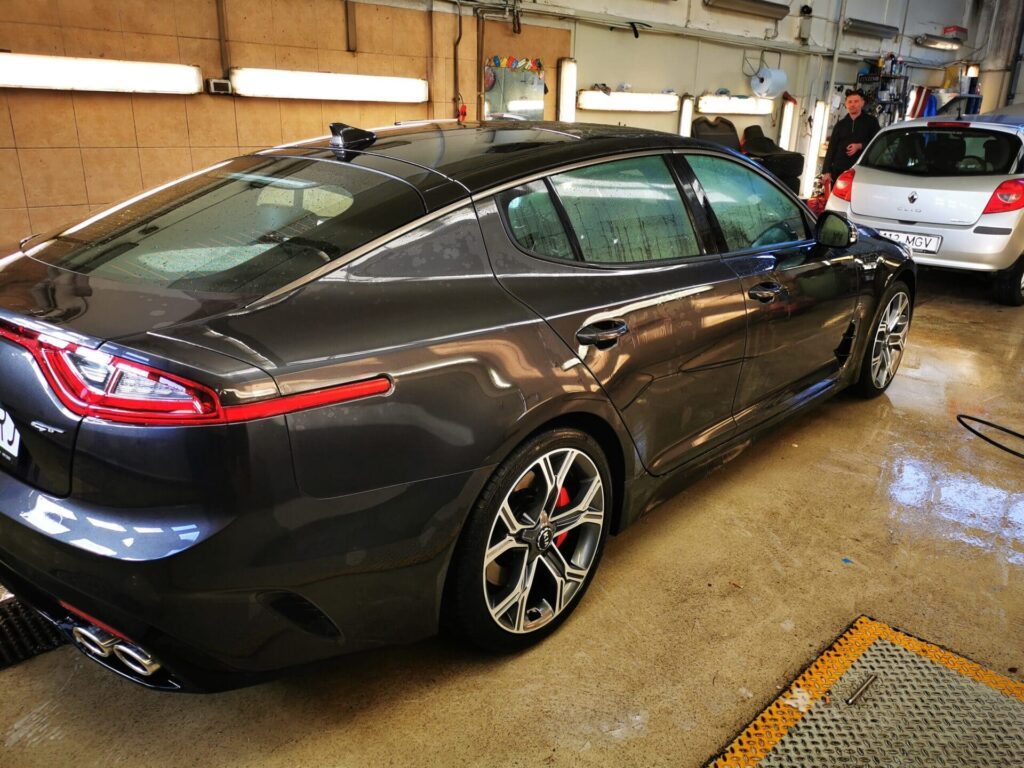 Должен быть Kia Stinger